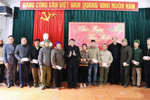 Chủ tịch UBND tỉnh Hoàng Xuân Ánh thăm, tặng quà xóm Nà Tục, xã Đức Xuân (Thạch An)