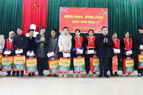 Đoàn công tác của tỉnh thăm, tặng quà Tết tại huyện Hòa An