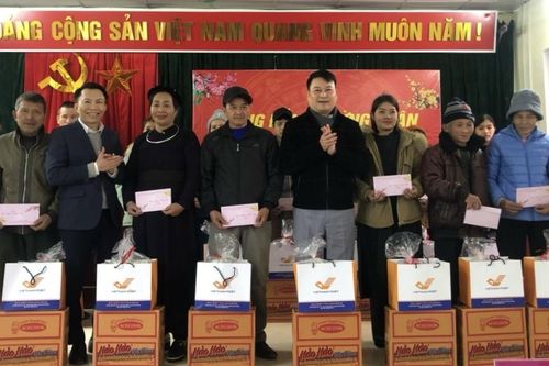 Đoàn công tác Đảng ủy Khối cơ quan và doanh nghiệp tỉnh thăm, chúc Tết, tặng quà tại huyện Hòa An