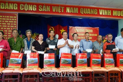 Tặng quà Tết cho hộ khó khăn huyện Đầm Dơi