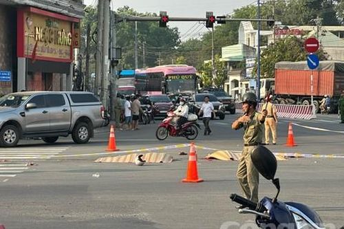 Xe bồn cán tử vong 2 người tại ngã tư 'tử thần' trên Quốc lộ 13