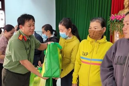 Mang mùa xuân đến với đồng bào còn khó khăn ven rừng Nam Cát Tiên