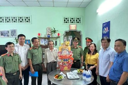 Giám đốc Công an TPHCM thăm, tặng quà Tết gia đình chính sách, hộ nghèo tại Củ Chi