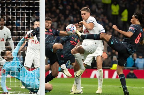 Tranh cãi bàn thắng giúp Man City đánh bại Tottenham tại FA Cup