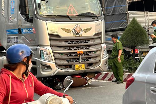 Hai người tử vong sau va chạm với xe đầu kéo