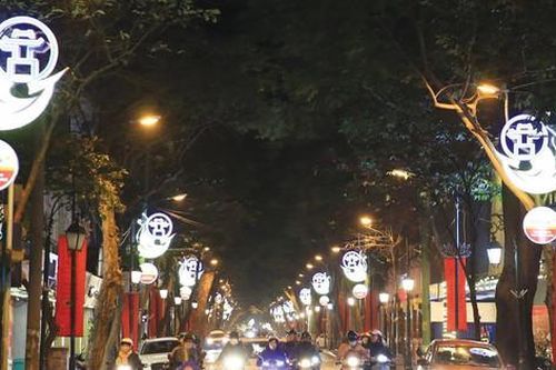 Trang trí đường phố dịp lễ tết: Chờ những sáng tạo tâm huyếtNỗ lực vì một Hà Nội 'đẹp từng centimét'