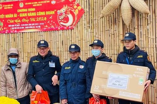 Quận Đống Đa trao 100 vé xe về quê ăn Tết cho công nhân, người lao động