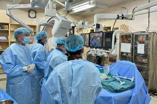 Bác sĩ Việt Nam trình diễn ca can thiệp tim mạch phức tạp, truyền hình trực tiếp sang Singapore