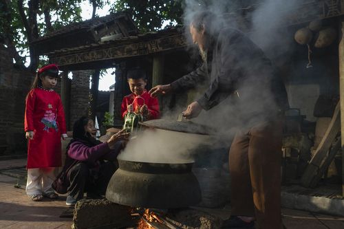 Nồi bánh chưng đêm 30 Tết