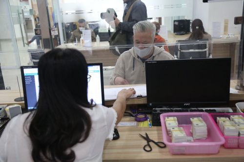 Không bắt buộc phải đổi giấy phép lái xe vật liệu giấy sang thẻ PET