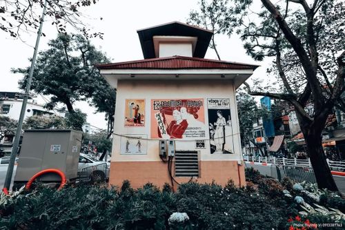 Bảo tồn quảng cáo cũ có từ thời Pháp thuộc, bốt điện Cửa Nam có thêm 3 bức họa mạng tính đối thoại