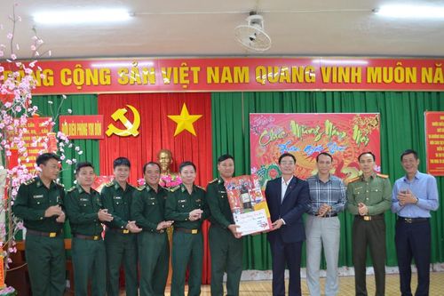 Bí thư Tỉnh ủy Đắk Lắk thăm, chúc Tết cán bộ, chiến sĩ biên phòng