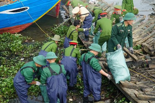 Hơn 1.800 người tham gia dọn vệ sinh tại lễ phát động Ngày Chủ nhật xanh