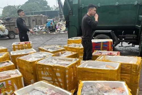 Hà Nội: Liên tiếp phát hiện nhiều kho hàng chứa hàng tấn thực phẩm 'trôi nổi'