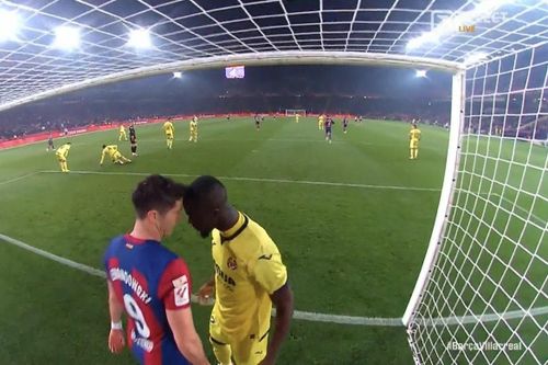 Cựu sao MU húc đầu Lewandowski