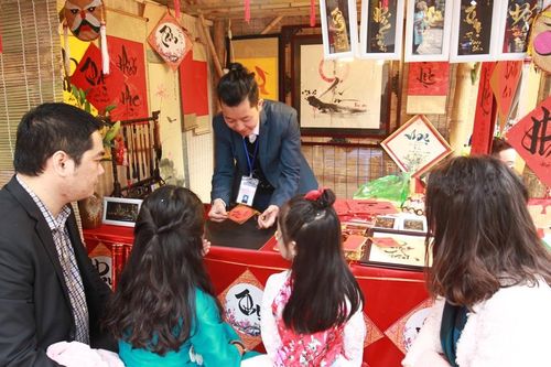 'Cảo thơm lần giở trước đèn'...
