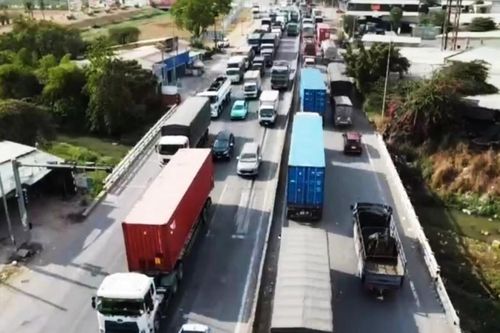 Quốc lộ 51 kẹt xe nghiêm trọng, cảnh sát giao thông căng mình giải quyết