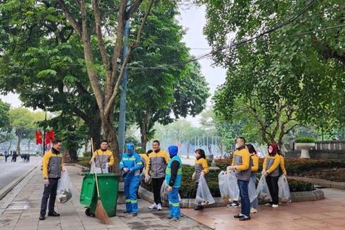 Tổng vệ sinh môi trường khu vực xung quanh hồ Hoàn Kiếm