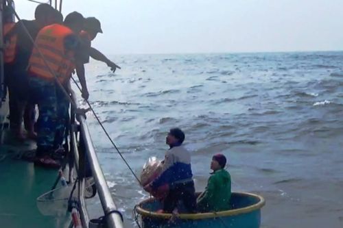Quảng Bình: 2 tàu cá bị chìm, 2 ngư dân hiện còn mất tích