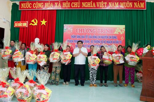 Bộ trưởng Kế hoạch và Đầu tư Nguyễn Chí Dũng tặng quà người lao động khó khăn tại Ninh Thuận