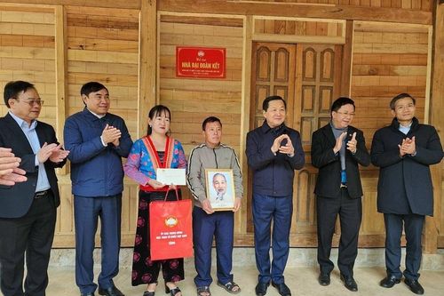 Phó Thủ tướng Lê Minh Khái thăm, chúc tết hộ nghèo, gia đình chính sách tại Điện Biên