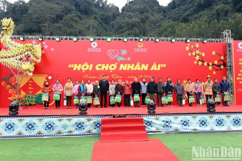 Ấm áp 'chợ Tết 0 đồng' ở Nà Ho, Tuyên Quang