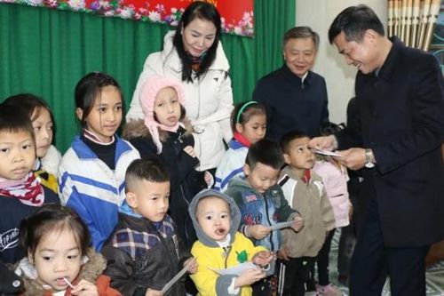 Ngành giáo dục Nghệ An trao 720 suất quà Tết cho giáo viên và học sinh vùng cao
