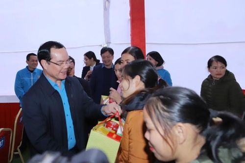Công nhân Thanh Hóa vui đón xuân mới