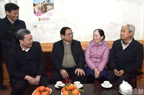 Thủ tướng Phạm Minh Chính thăm, tặng quà, chúc Tết gia đình chính sách, người có công với cách mạng tỉnh Thanh Hóa