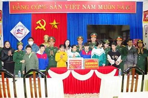 Sư đoàn 968 (Quân khu 4) tặng quà Tết cho trẻ em có hoàn cảnh đặc biệt khó khăn