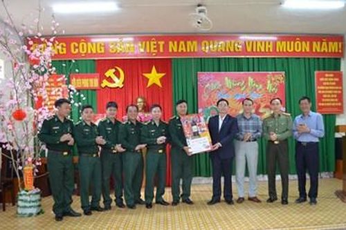 Đoàn công tác tỉnh Đắk Lắk thăm và chúc Tết Đồn Biên phòng trên tuyến biên giới