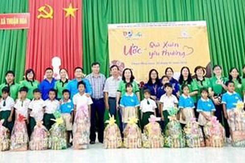 Chương trình 'Ước - Quà xuân yêu thương' tại Bình Thuận