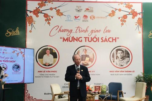 Độc đáo văn hóa mừng tuổi bằng sách