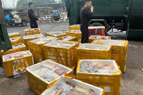 Phát hiện 4 tấn mỡ nước, tóp mỡ không rõ xuất xứ ở Hà Nội