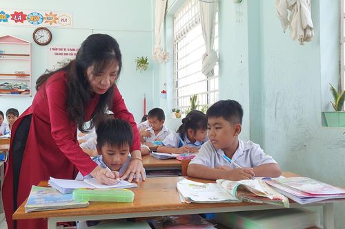 Cô giáo vùng sâu thấu hiểu, sẻ chia cùng học trò vùng khó