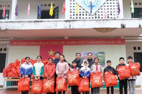 Báo GD&TĐ trao hơn 100 suất quà Tết đến học trò vùng cao