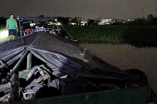 Bắt quả tang 3 người khai thác cát trái phép ở An Giang