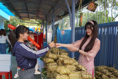 Hàng chục trẻ mầm non là con công nhân nghèo được nhận quà Tết