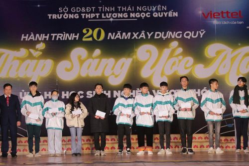 Những suất học bổng 'Thắp sáng ước mơ đưa em tới trường'