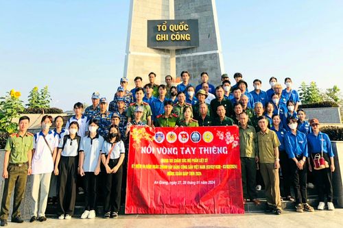 Tuổi trẻ An Giang chăm lo mộ phần các Anh hùng, liệt sĩ đón Tết Giáp Thìn 2024