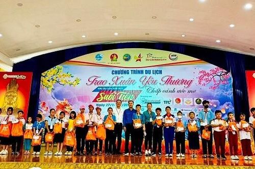 'Trao Xuân yêu thương' cho 3.000 trẻ em mồ côi, có hoàn cảnh khó khăn trên địa bàn TP. Hồ Chí Minh