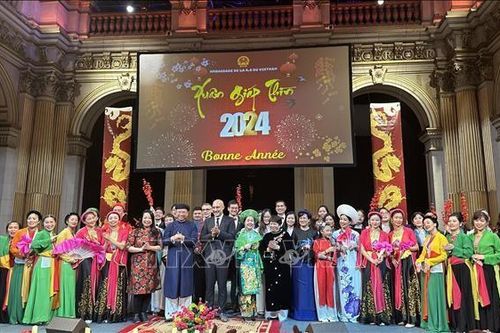 Không khí đầm ấm đón Tết cổ truyền Giáp Thìn 2024 tại Pháp