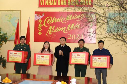 Tri ân cán bộ, chiến sĩ và đồng bào các dân tộc nơi biên giới
