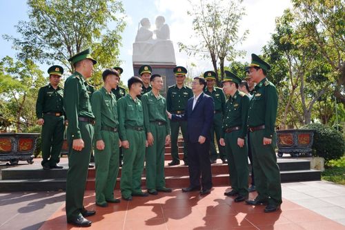 Bí thư Tỉnh ủy Đắk Lắk thăm, chúc Tết cán bộ, chiến sĩ các đồn Biên phòng trên tuyến biên giới của tỉnh