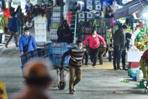 Hà Nội: Người lao động miệt mài mưu sinh trong đêm giá rét