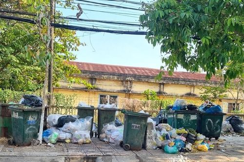 Rác thải tồn đọng nhiều ngày tại TP Vĩnh Long