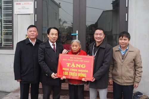 Báo Pháp luật Việt Nam cùng các nhà tài trợ tặng nhà tình nghĩa, quà Tết tại Ninh Bình