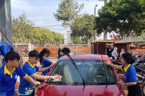 Tuổi trẻ Đắk Lắk rửa xe gây quỹ, mang Tết yêu thương đến trẻ vùng sâu
