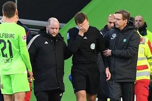 Chuyện hài hước tại Bundesliga: CĐV vào sân thay trọng tài điều hành trận đấu