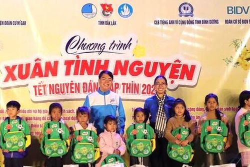 Thanh niên Bình Dương mang Xuân về vùng sâu